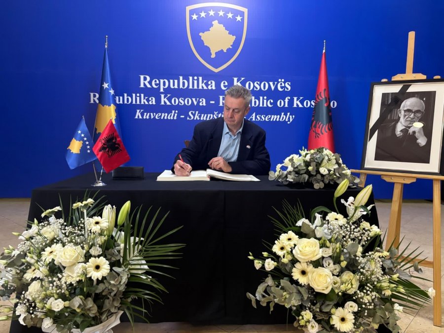 Ambasadori britanik: Rexhep Qosja, figurë e madhe e historisë dhe një shkrimtar i madh