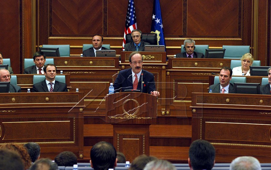 kuvendi-mban-dy-seanca-njera-i-kushtohet-eliot-engel