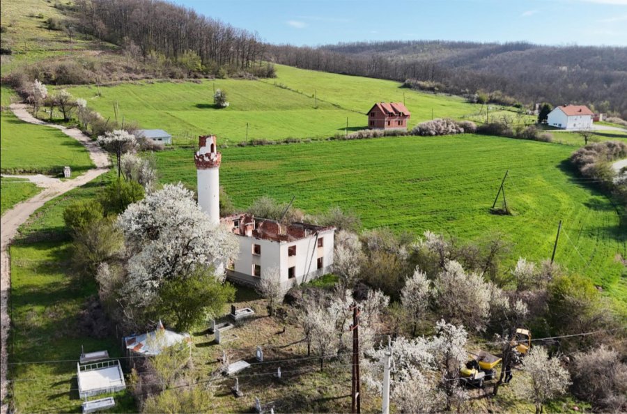 Fillon restaurimi i Xhamisë së vjetër të Orllanit e cila u shkatërrua gjatë viteve të  90 ta
