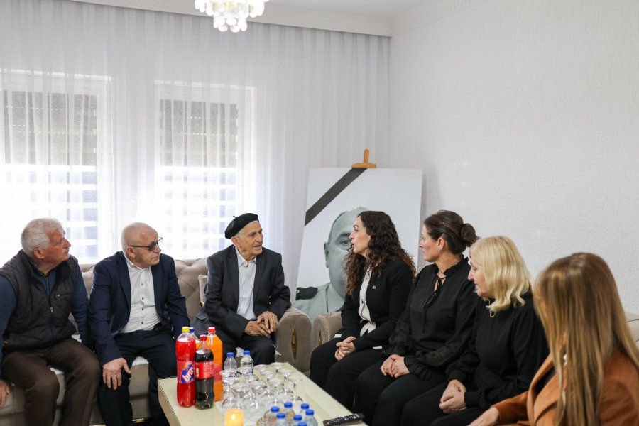 Osmani viziton familjen e Afrim Bunjakut  Sakrifica e tij është dëshmi e çmimit të lartë të lirisë sonë