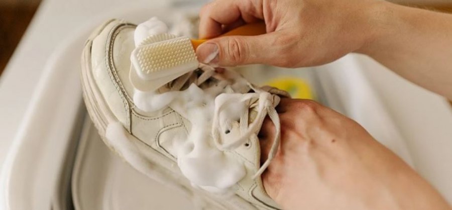 Metoda të thjeshta për pastrimin e atleteve të bardha  përgatitini ato për mot të ngrohtë