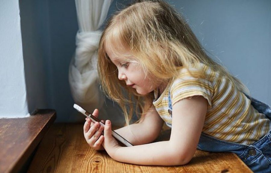 Qëndrimi i tepruar në ekrane dëmton aftësitë kognitive të fëmijëve