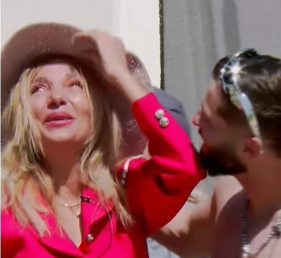 “Mami, të duam çmendurisht” - Mimoza shpërthen në lot pas mesazhit nga vajzat e saj