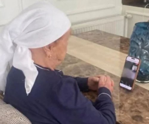 Nëna e Hashim Thaçit bisedon me ish-presidentin, ia uron ditëlindjen