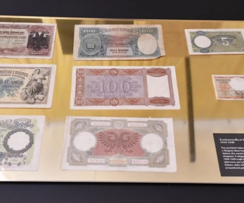 Koleksioni i rrallë i monedhave dhe kartëmonedhave shqiptare i ekspozuar në Tiranë