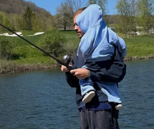 Justin Bieber shijon momente të qeta peshkimi me djalin Jack Blues, pas performancave në Coachella