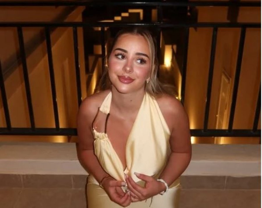 elegance-ne-egjipt-elijona-mahnit-me-paraqitjen-teksa-perflitet-per-romance-me-klodianin