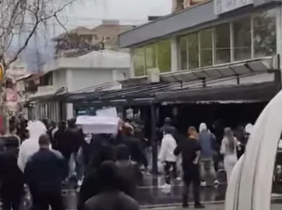 Kërkohet dëmshpërblim për demolimin e lokalit të pronarit të ish diskotekës  Pulse  në Koçan  reagojnë prindërit e viktimave