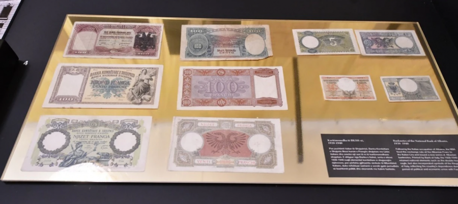 Koleksioni i rrallë i monedhave dhe kartëmonedhave shqiptare i ekspozuar në Tiranë