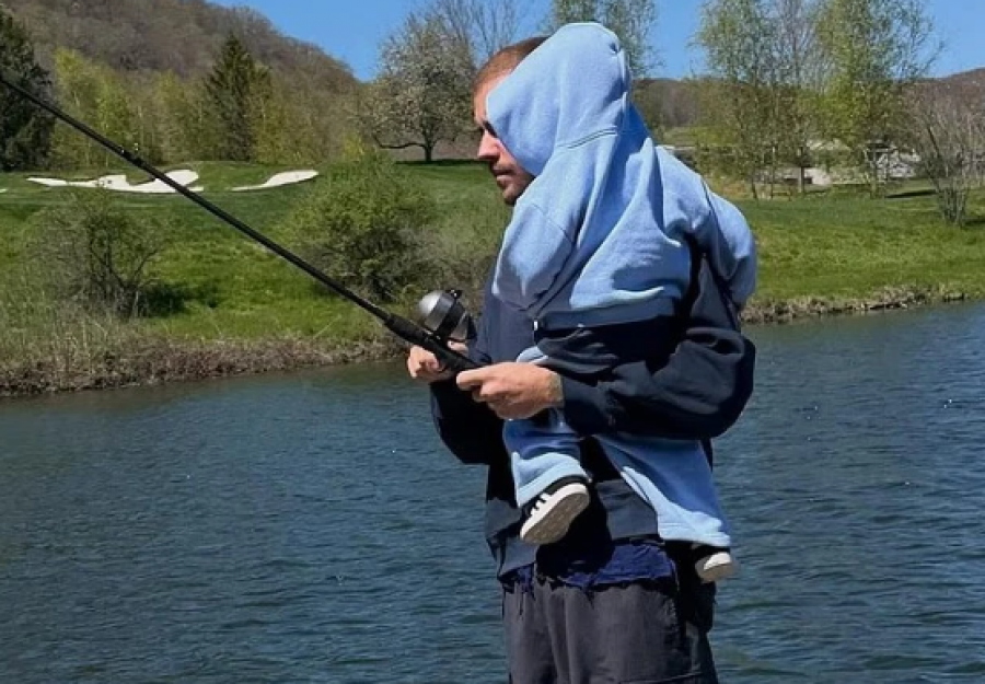 Justin Bieber shijon momente të qeta peshkimi me djalin Jack Blues, pas performancave në Coachella