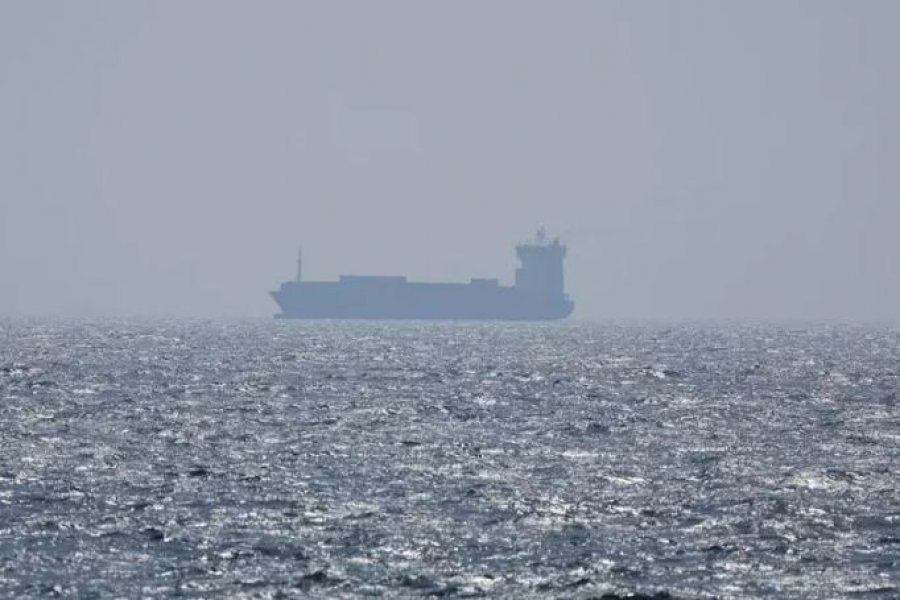 Të paktën 43 anije kontejnerësh janë ende të bllokuara në Gjirin Persik