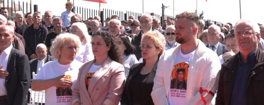 Përkujtohet dëshmori Gëzim Sahiti  motra  Ishte i hareshëm  këndojke kah shkojke  video 