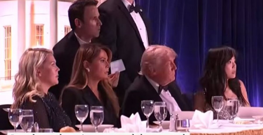 Melania futet poshtë tavolinës  momenti kur Trumpi dhe Zonja e Parë largohen pas të shtënave