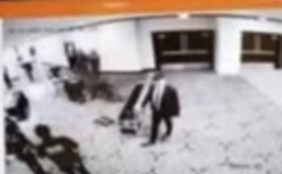 Sulmi i armatosur  Trumpi publikon pamjet e kamerave të sigurisë  video 