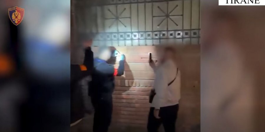 Operacion antidrogë në Tiranë  gjendet kanabis e kokainë e fshehur në tullat e murit