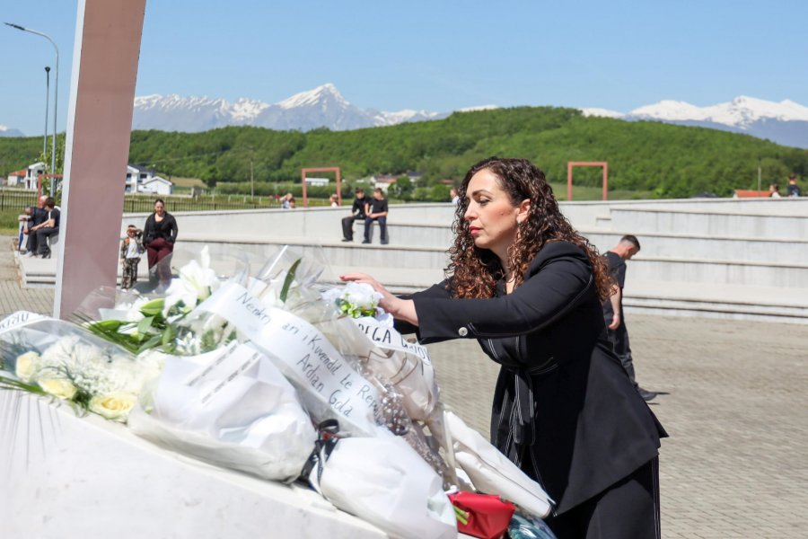 Osmani bën homazhe në Mejë  Dhimbje që përvëlon  por edhe kujtesë për rrugën përpara
