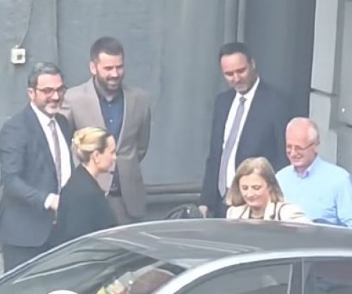 Feride Rushiti në ambientet e Kuvendit, shihet me Glauk Konjufcën dhe deputetë tjerë të VV-së