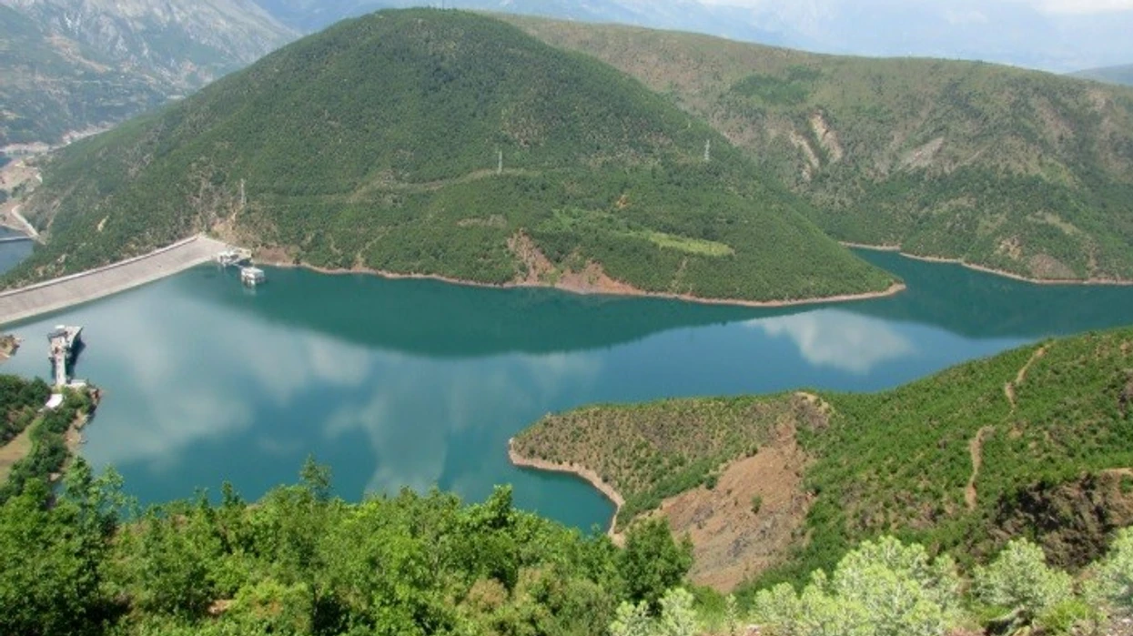 Reuters: Shqipëria “mburojë energjetike” në krizën globale - hidrocentralet mbajnë çmimet nën kontroll