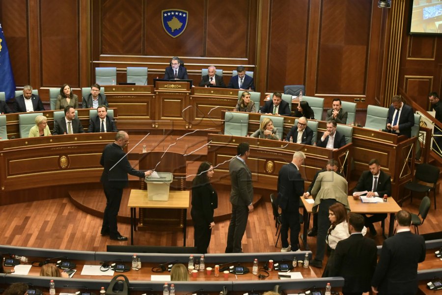 Seanca për presidentin  Hasani  Opozita gabon nëse e çon në Kushtetuese