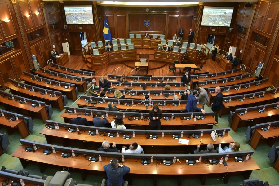 Dugolli para seancës: Opozita po e bllokon procesin për zgjedhjen e presidentes