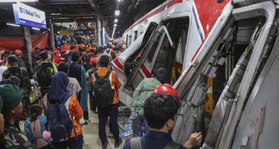 Përplasja tragjike e trenave në Indonezi, shkon në 14 numri i viktimave [video]