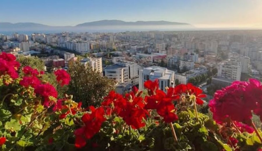 Vlora si “kartolinë” pranvere, mes detit dhe qiellit të kaltër [video]