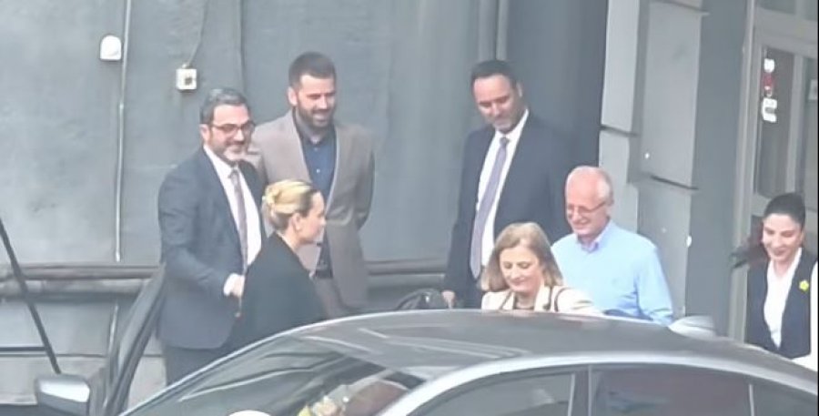Feride Rushiti në ambientet e Kuvendit, shihet me Glauk Konjufcën dhe deputetë tjerë të VV-së