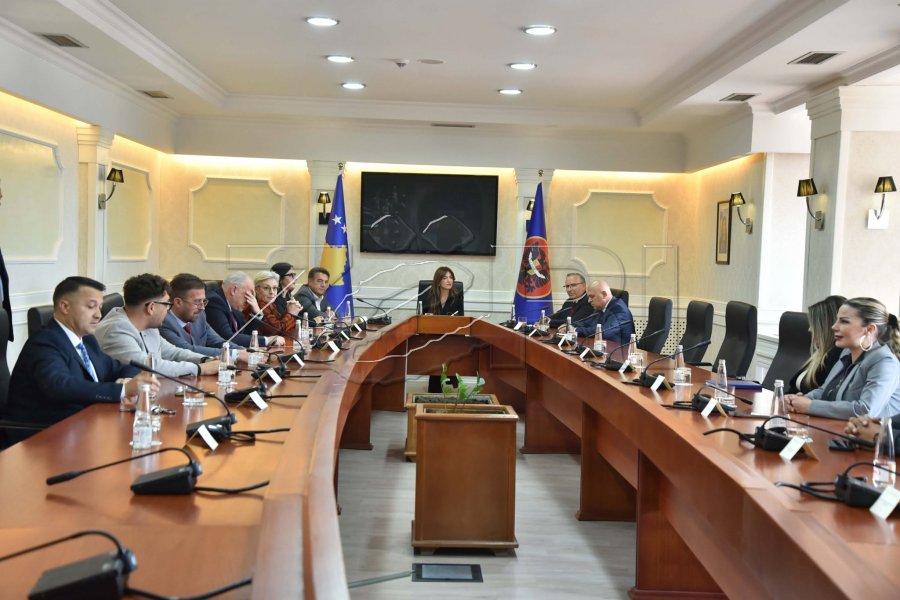 Haxhiu nis takimin me partitë politike për datën e zgjedhjeve