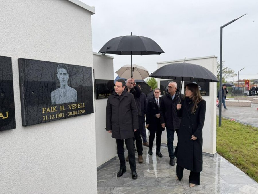 Haxhiu e Kurti bëjnë homazhe  nderojnë dëshmorët në Gllobar të Drenasit