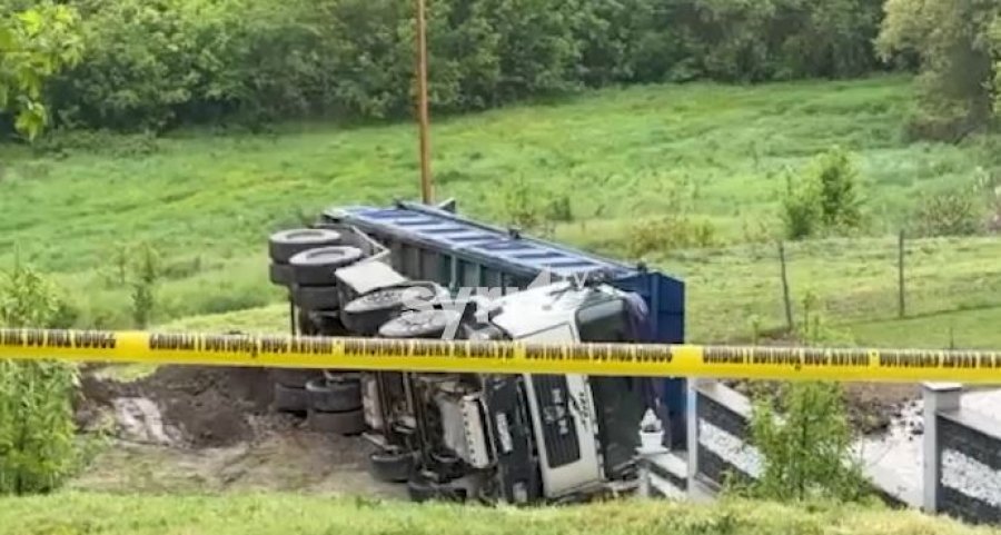Kamioni i rrokullisur, pamje nga vendi ku një punëtor humbi jetën në Gjakovë [video]