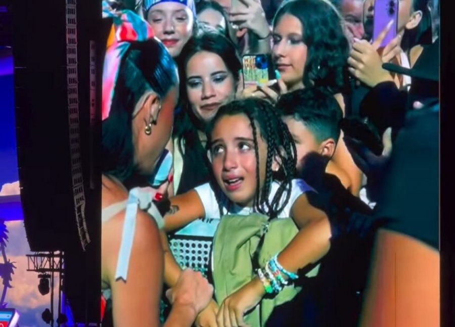 Momenti më emocionues  dhurata e Katy Perryt për fansen 10 vjeçare