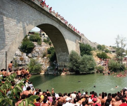Mbahet edicioni i 76-të i Garës Tradicionale të Kërcimeve nga Ura e Fshejtë