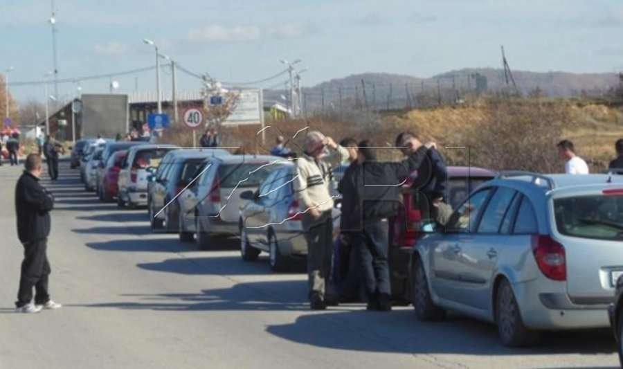 Rritet fluksi në kufi  pritje të gjata te Dheu i Bardhë dhe Muçibabë
