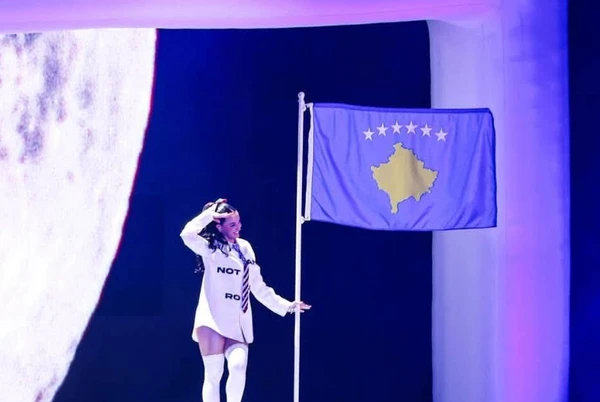 Saranda Bogujevci  Sunny Hill e ka vendosur Prishtinën në hartën e muzikës ndërkombëtare