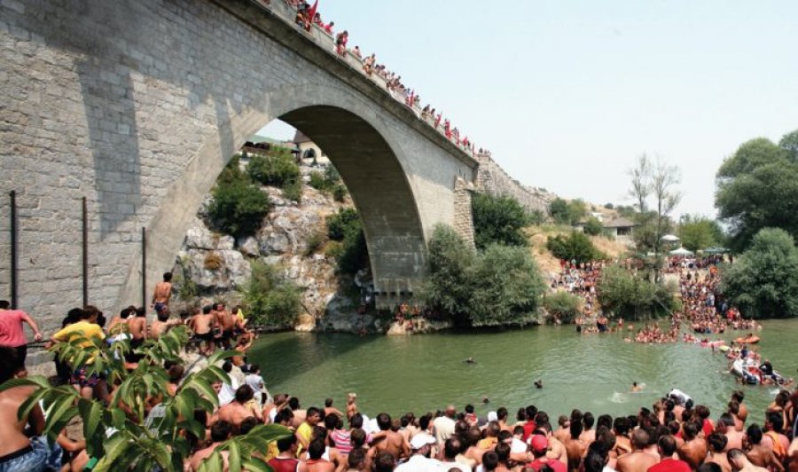 mbahet-edicioni-i-76-te-i-gares-tradicionale-te-kercimeve-nga-ura-e-fshejte
