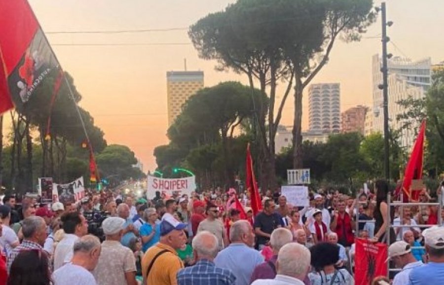 Protesta në Shqipëri hyn në ditën e 65-të, protestohet para Kryeministrisë