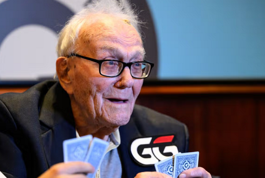 100 vjeçari hyn në histori si lojtari më i moshuar profesionist i pokerit