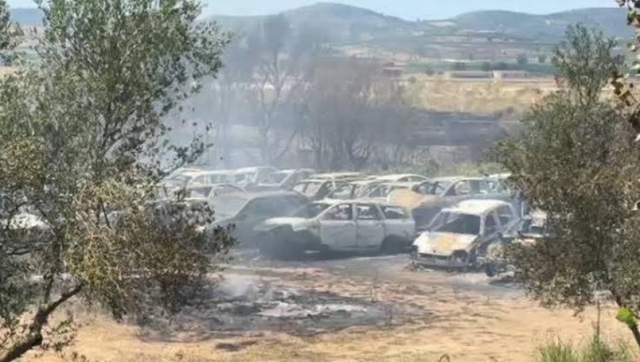 Zjarr i përmasave të mëdha në Selenicë të Shqipërisë  digjen disa automjete
