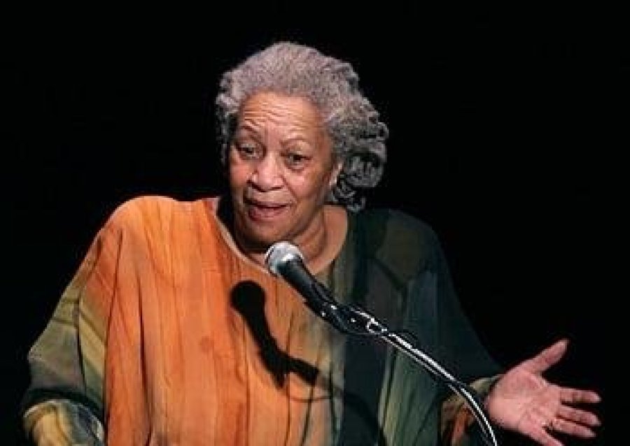 toni-morrison-zeri-i-fuqishem-i-letersise-amerikane-qe-u-dha-ze-historive-te-harruara