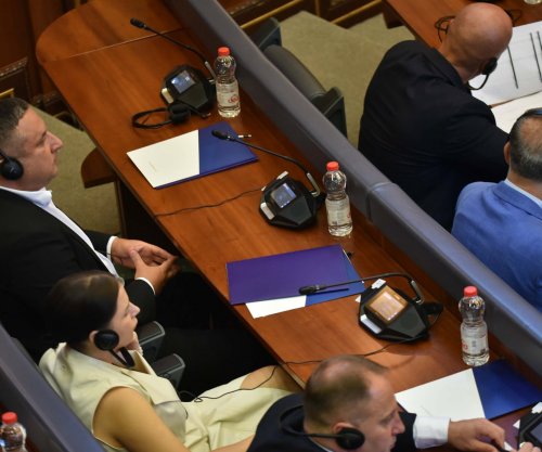 Lista Serbe se duron shkrimin “Republika e Kosovës” , e bëjnë këtë veprim në Kuvend [Foto]