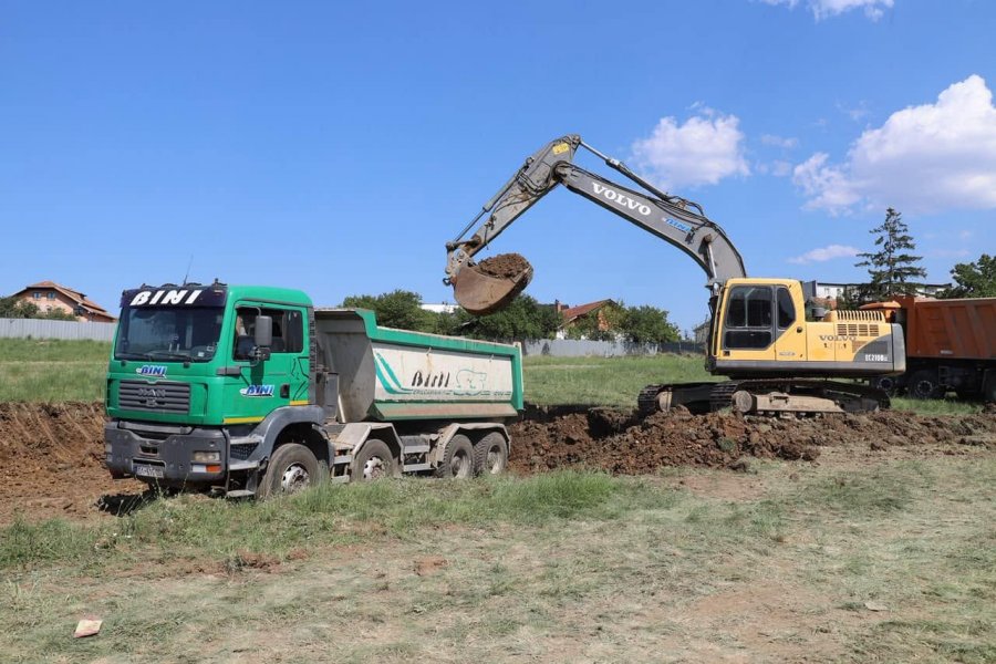 Obiliqi nis ndërtimin e pishinës gjysmolimpike, investimi rreth tre milionë euro