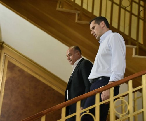 Deputetët mblidhen, dera e sallës së Kuvendit e mbyllur