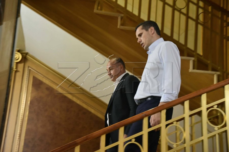 Deputetët mblidhen  dera e sallës së Kuvendit e mbyllur