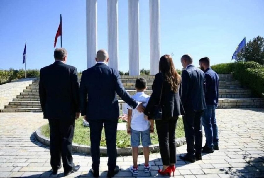 Haradinaj kujton dëshmorët e familjes Markalleshi