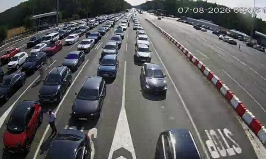 Kolona të gjata në kufirin Serbi   Kroaci  mërgimtarët përballen me pritje të gjata