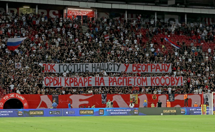 Tifozët e  Zvezdës   mesazh Vuçiqit   Derisa ti e pret një nazist  serbët po derdhin gjak në Kosovë 
