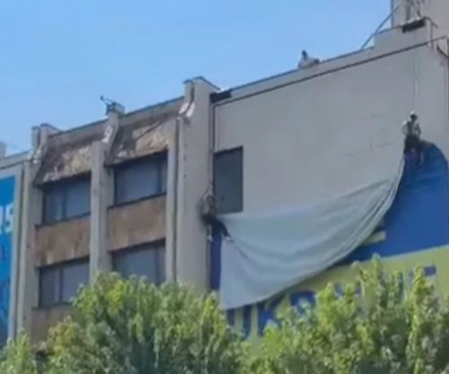 Deklarata e Zelenskyt në Beograd - largohet mbishkrimi “Free Ukraine” nga Prishtina [video]