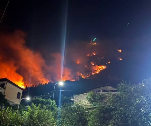 Zjarr i madh në Krujë, flakët rrezikojnë shtëpitë