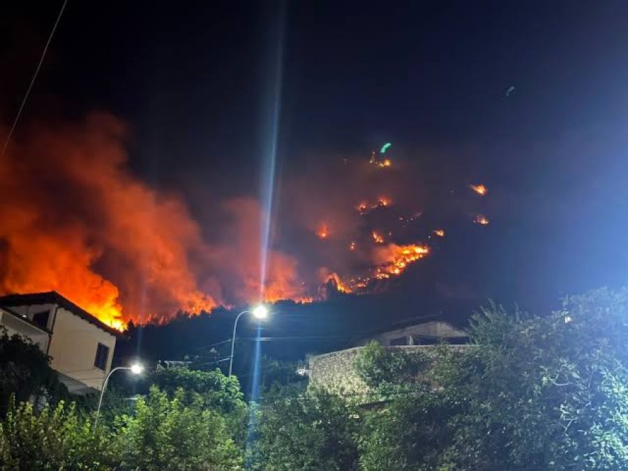 Zjarr i madh në Krujë, flakët rrezikojnë shtëpitë