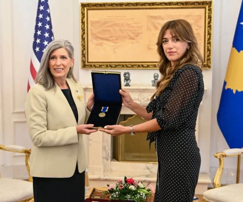 Haxhiu dekoron me Medaljen Presidenciale të Meritave senatoren amerikane Joni Ernst